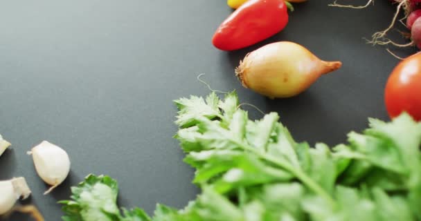 Gri Arkaplanı Fotokopi Alanı Olan Taze Sebzelerin Videosu Füzyon Yiyecekler — Stok video