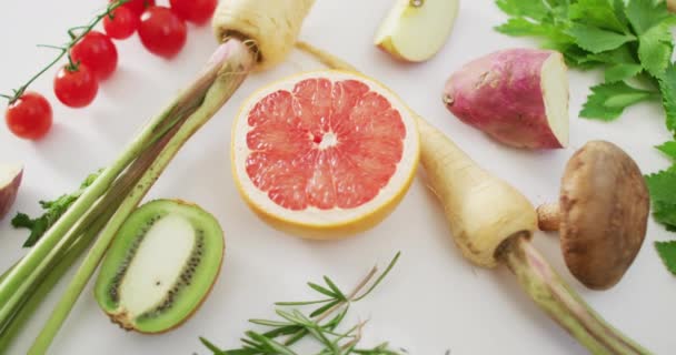 Vídeo Frutas Verduras Frescas Sobre Fondo Blanco Fusión Alimentos Frutas — Vídeo de stock