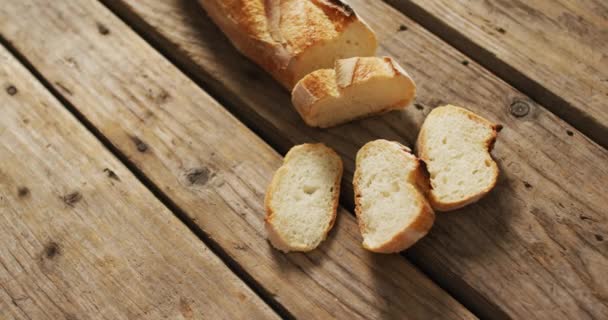 Video Van Stokbrood Met Vier Plakjes Een Houten Ondergrond Voedsel — Stockvideo