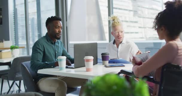 Diversas Pessoas Negócios Discutindo Com Colegas Com Deficiência Documentos Escritório — Vídeo de Stock