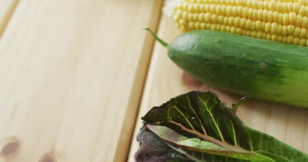 Vídeo Legumes Frescos Com Espaço Cópia Sobre Fundo Madeira Alimentos — Vídeo de Stock