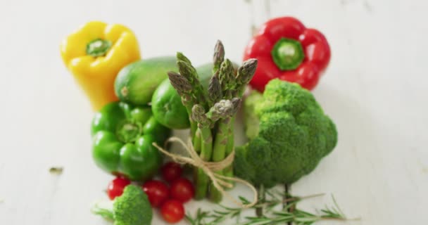 Video Färska Grönsaker Vit Bakgrund Fusionsmat Färska Grönsaker Och Hälsosam — Stockvideo