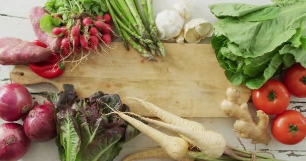 Vídeo Verduras Frescas Con Espacio Para Copiar Sobre Fondo Madera — Vídeos de Stock