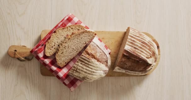 Βίντεο Από Καρβέλι Ψωμί Ξύλο Κοπής Ξύλινη Επιφάνεια Τρόφιμα Κουζίνα — Αρχείο Βίντεο