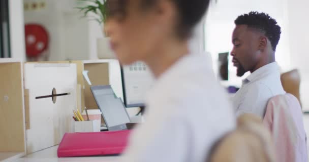 快乐的非洲裔美国商人在创意办公室与同事交谈 创意办公室的业务和财务 — 图库视频影像