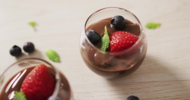 Video Budino Cioccolato Con Fragole Mirtilli Una Superficie Legno Cibo — Video Stock