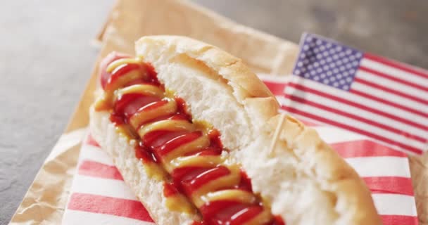 Vídeo Cachorro Quente Com Mostarda Ketchup Com Bandeira Eua Uma — Vídeo de Stock