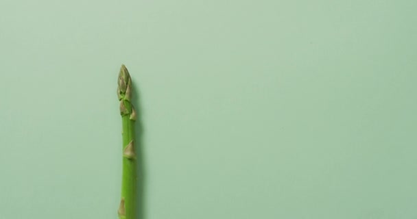 Vídeo Espárragos Frescos Con Espacio Copia Sobre Fondo Verde Alimentos — Vídeo de stock