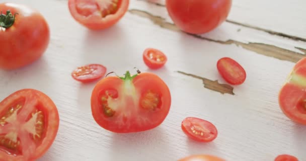 Vídeo Tomates Vermelhos Frescos Cortados Pela Metade Inteiros Fundo Rústico — Vídeo de Stock