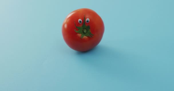 青い背景に目で新鮮なトマトのビデオ 融合食品 新鮮な野菜や健康的な食事の概念 — ストック動画