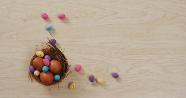 Vídeo Ovos Páscoa Coloridos Decorados Uma Superfície Madeira Páscoa Sazonal — Vídeo de Stock