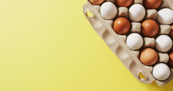 Wideo Jaj Opakowaniu Żółtej Powierzchni Sezonowe Wielkanoc Tradycyjne Słodkie Smakołyki — Wideo stockowe