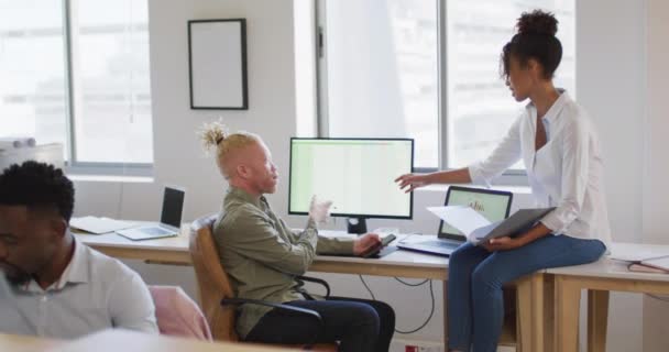 Diverse Geschäftsleute Diskutieren Mit Dem Computer Kreativen Büro Wirtschaft Und — Stockvideo