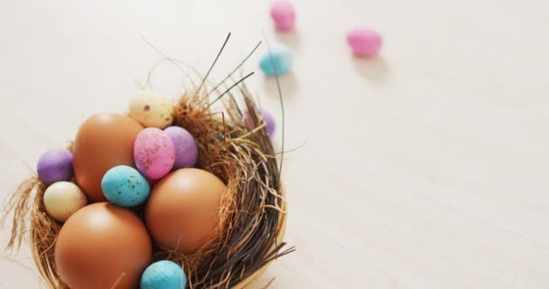 Βίντεο Από Διακοσμημένα Πολύχρωμα Πασχαλινά Αυγά Μια Ξύλινη Επιφάνεια Εποχιακά — Αρχείο Βίντεο