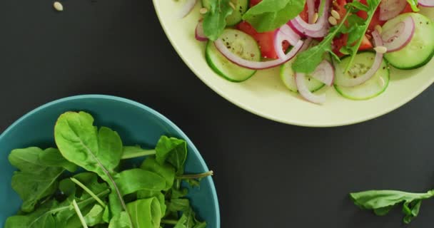 Video Salată Proaspătă Frunze Verzi Castron Frunze Salată Fundal Gri — Videoclip de stoc