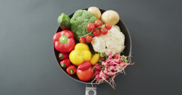 Video Fresh Vegetables Pan Grey Background Fusion Food Fresh Vegetables — Stock Video