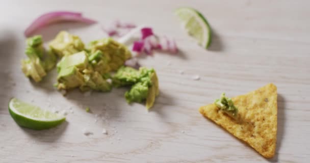 Video Tortilla Chips Avocado Cipolla Lime Una Superficie Legno Cibo — Video Stock