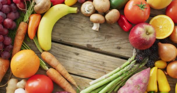 新鲜水果和蔬菜的视频 心形复制空间的木制背景 融合食物 新鲜蔬菜及健康饮食概念 — 图库视频影像