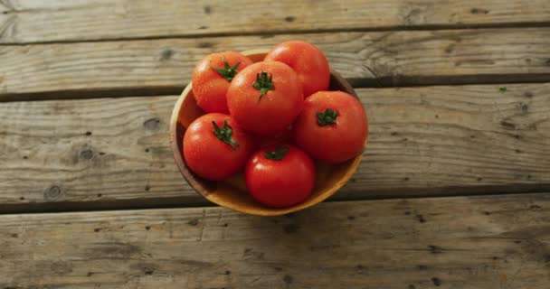 Vídeo Tomates Frescos Bol Sobre Fondo Madera Alimentos Fusión Verduras — Vídeos de Stock