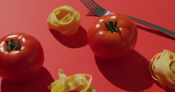 Vídeo Tomates Vermelhos Frescos Ninhos Macarrão Com Garfo Fundo Vermelho — Vídeo de Stock