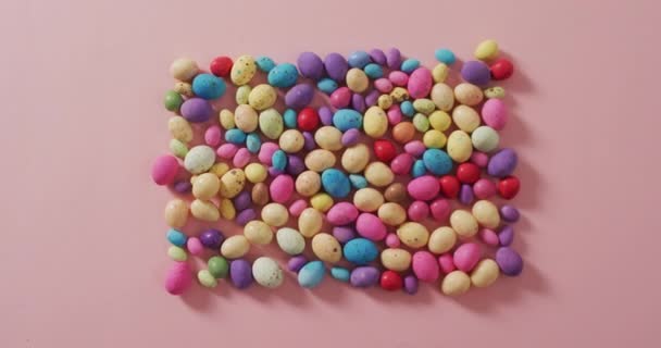 Wideo Ozdobionymi Kolorowymi Pisankami Różowej Powierzchni Sezonowe Wielkanoc Tradycyjne Słodkie — Wideo stockowe