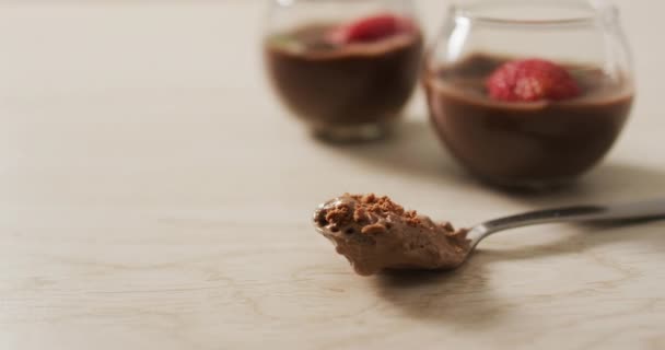 Βίντεο Από Πουτίγκα Σοκολάτας Φράουλες Και Bluberries Ξύλινη Επιφάνεια Φαγητό — Αρχείο Βίντεο
