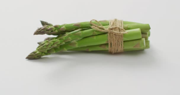 Video Van Close Van Een Bundel Verse Asperges Een Witte — Stockvideo