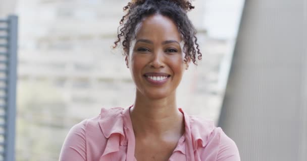 Retrato Feliz Mujer Negocios Afroamericana Oficina Creativa Negocios Finanzas Oficina — Vídeos de Stock
