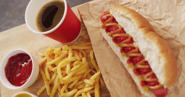 Video Hot Dog Con Mostaza Ketchup Patatas Fritas Sobre Una — Vídeos de Stock