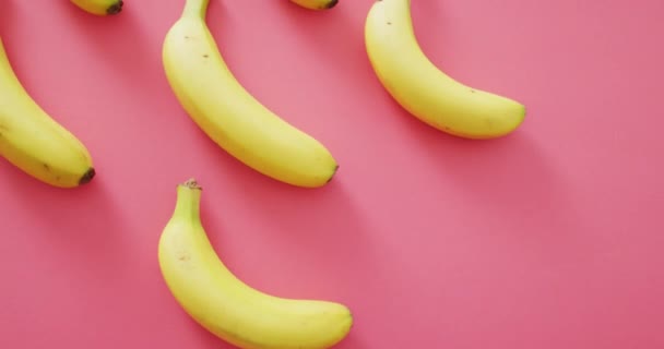 Видео Свежих Бананов Копировальным Пространством Розовом Фоне Fusion Food Fresh — стоковое видео