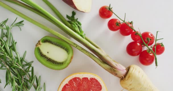Video Van Verse Groenten Fruit Witte Achtergrond Fusievoedsel Groenten Fruit — Stockvideo