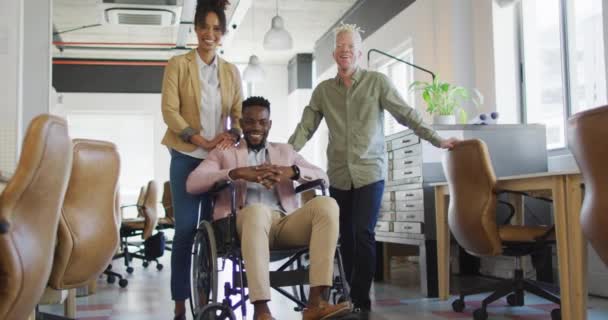 Yaratıcı Ofisteki Engelli Arkadaşlarıyla Mutlu Adamlarının Portresi Yaratıcı Ofiste Finans — Stok video
