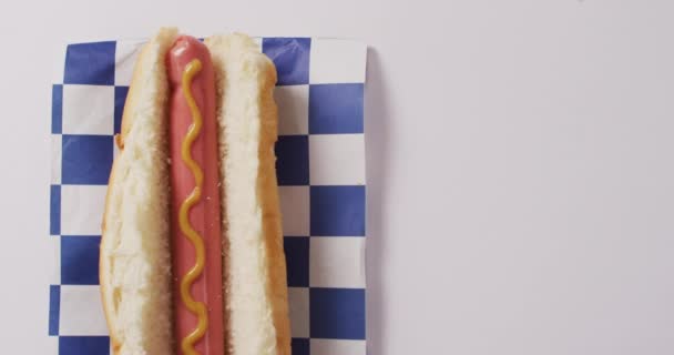 Video Von Hot Dog Mit Senf Auf Einer Weißen Oberfläche — Stockvideo