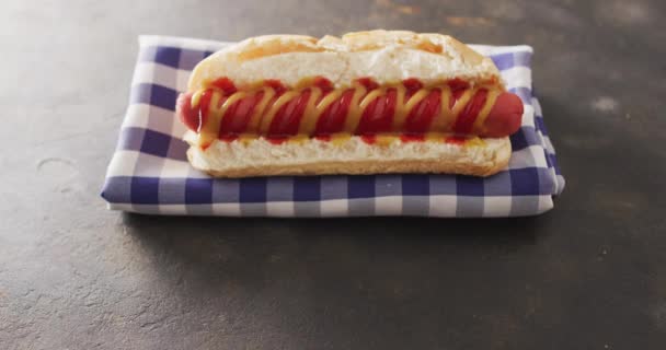 Wideo Hot Dogiem Musztardą Ketchupem Czarnej Powierzchni Żywność Kuchnia Składniki — Wideo stockowe