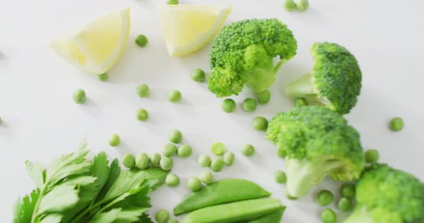 白色背景的新鲜绿色蔬菜的特写视频 融合食物 新鲜蔬菜及健康饮食概念 — 图库视频影像