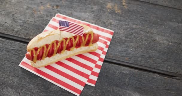 Video Hot Dog Con Mostaza Ketchup Con Bandera Sobre Una — Vídeo de stock