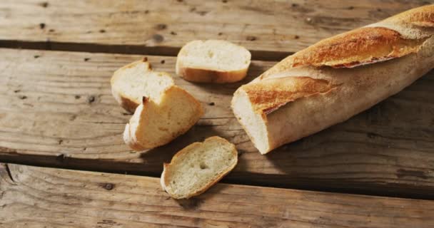 在木制表面上有四片面包的视频 烹调及饮食配料 — 图库视频影像