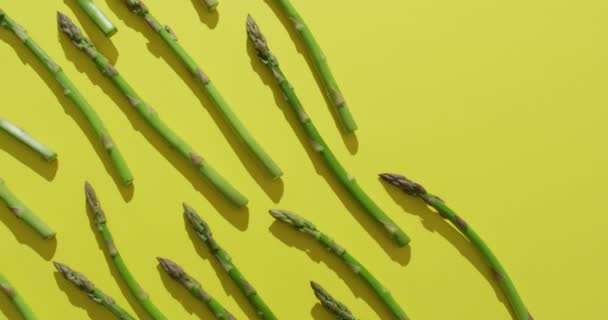 Video Tallos Espárragos Frescos Sobre Fondo Verde Alimentos Fusión Verduras — Vídeo de stock