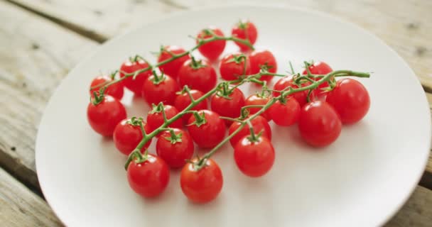 Vídeo Tomates Cherry Frescos Plato Blanco Sobre Fondo Madera Alimentos — Vídeo de stock