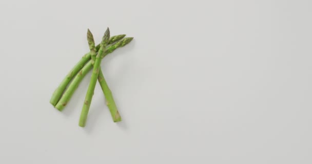 新鲜芦笋在白色背景上有复制空间的视频 融合食物 新鲜蔬菜及健康饮食概念 — 图库视频影像
