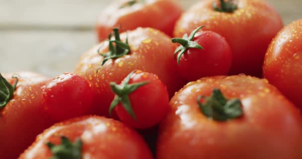 Video Der Nahaufnahme Von Frischen Tomaten Und Kirschtomaten Vor Holzhintergrund — Stockvideo