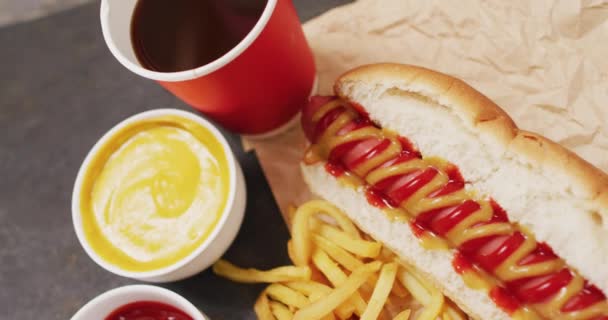 Vídeo Cachorro Quente Com Mostarda Ketchup Batatas Fritas Uma Superfície — Vídeo de Stock