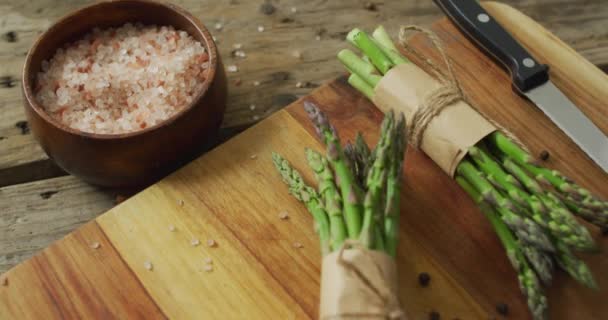 两个新鲜芦笋捆在木制刨花板上的视频 融合食物 新鲜蔬菜及健康饮食概念 — 图库视频影像