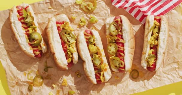 Video Hot Dog Dengan Mustard Kecap Dan Jalapeno Pada Permukaan — Stok Video