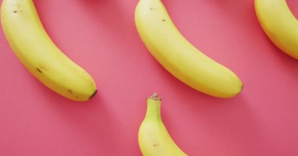 Video Von Frischen Bananen Auf Rosa Hintergrund Fusion Food Frisches — Stockvideo