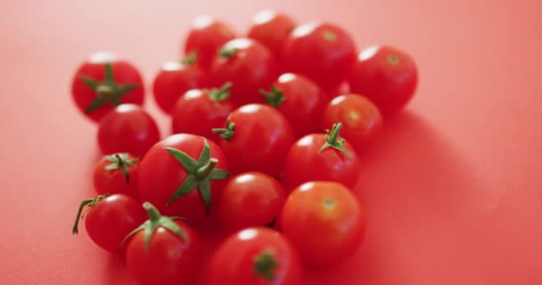 Vídeo Perto Tomates Cereja Vermelhos Frescos Fundo Rosa Alimentos Fusão — Vídeo de Stock