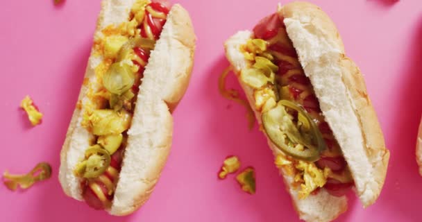 Video Von Hot Dogs Mit Senf Ketchup Und Jalapeño Auf — Stockvideo