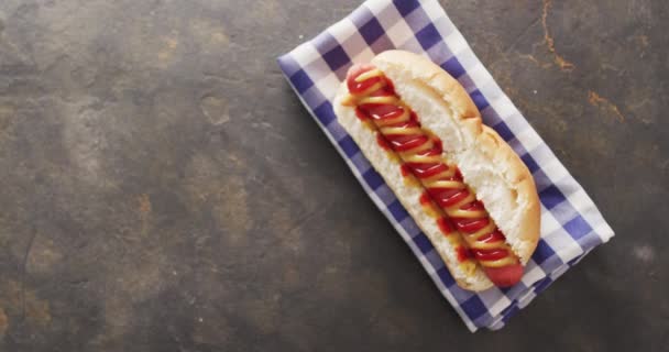 Video Hot Dog Con Mostaza Ketchup Sobre Una Superficie Negra — Vídeo de stock