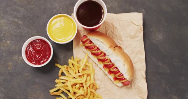 Video Hot Dogu Hořčicí Kečupem Chipsy Černém Povrchu Jídlo Kuchyně — Stock video