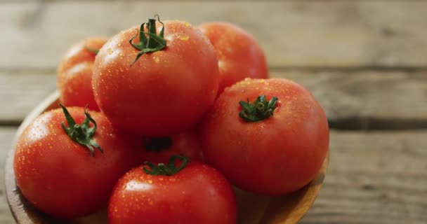 Video Närbild Färska Tomater Skål Över Trä Bakgrund Fusionsmat Färska — Stockvideo